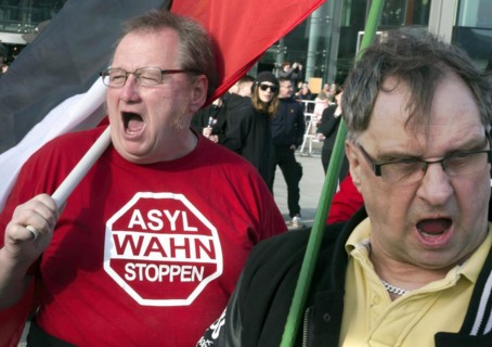 A participant in the Merkel muss weg demonstration wears a shirt with the inscription Asylwahn
