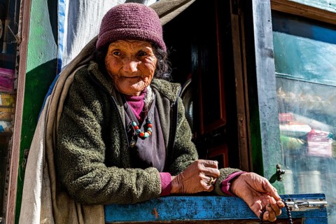Old woman, Lo Manthang, Kingdom of Mustang, Nepal, Asia