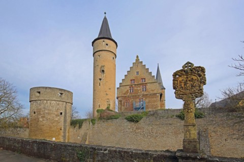 Palatium with Nikolausturm and Dicker Turm, historic town fortifications with wayside shrine, town