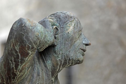 Sculpture Eavesdropper by Karl-Henning Seemann 2007, detail, head, face, gesture, gesticulation,