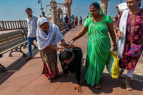 Pilgrim with burning coal, Kalika Shakti Peeth Pavagadh temple, Unesco site Champaner-Pavagadh