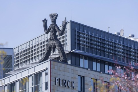 On the acute-angled corner of the building at the junction of Maxstrasse and Ostra-Allee stands a