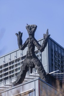 On the acute-angled corner of the building at the junction of Maxstrasse and Ostra-Allee stands a