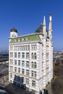 Construction of the Yenidze cigarette factory at Weisseritzstrasse 3 in Friedrichstadt began in