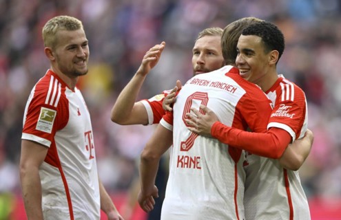 Goal celebration Jamal Musiala FC Bayern Muenchen FCB (42) Gesture, gesture, Harry Kane FC Bayern
