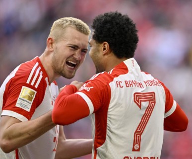 Goal celebration Serge Gnabry FC Bayern Muenchen FCB (07) Matthijs de Ligt FC Bayern Muenchen FCB