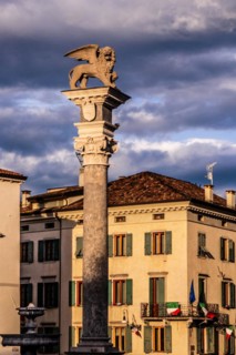 Statue with St Mark's lions, Loggia di San Giovanni at the Piazza della Liberta, Udine, most