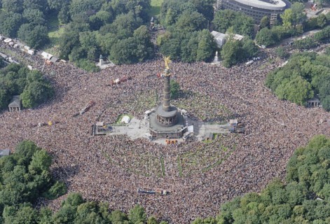 Aerial view of the Victory Column during the Love Parade. Under the motto One World one Future,