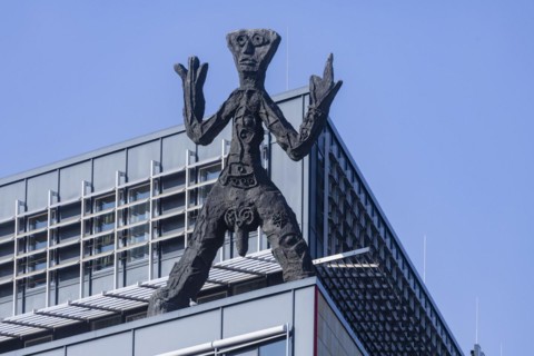 On the acute-angled corner of the building at the junction of Maxstrasse and Ostra-Allee stands a