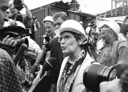 Bundestag President Rita Suessmuth and journalists in front of the construction site of the