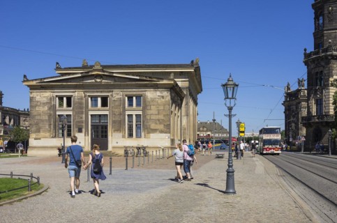 Tourist situation and approaching double-decker bus for city tours between Neue Hauptwache and