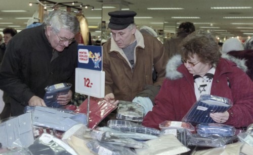 Customers at the winter sales at C&A in Leipzig on 27 January 1997