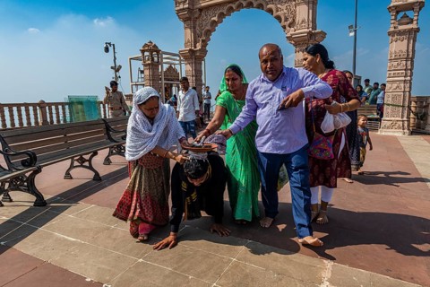 Pilgrim with burning coal, Kalika Shakti Peeth Pavagadh temple, Unesco site Champaner-Pavagadh