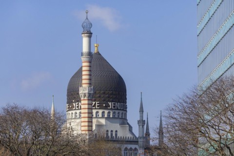 Construction of the Yenidze cigarette factory at Weisseritzstrasse 3 in Friedrichstadt began in