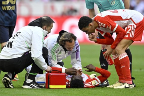 Alphonso Davies Bayern FC Muenchen FCB (19) injured, teeth smashed in, carer, Jamal Musiala FC