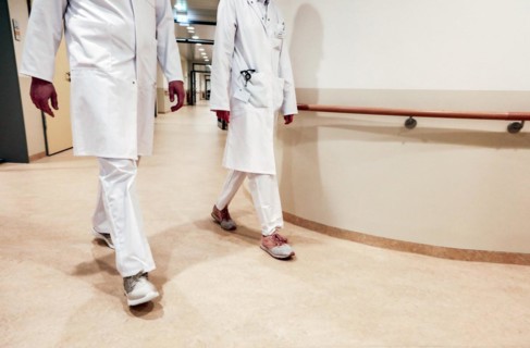 A doctor and a female doctor walk across a corridor in a clinic in Berlin, 25/01/2019