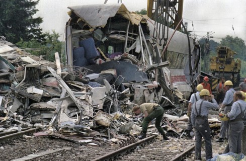 A crane lifts a destroyed ICE train carriage in Eschede on 6 June 1998. 102 people died in the