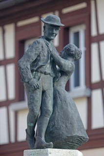 Sculpture dancing couple, bronze, two, couple, dancing, gesture, embrace, Kornmarkt, Bad Windsheim,