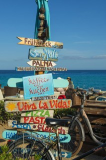 Signs in a cafe on the beach in German, Cala Rajada, Majorca, Majorca, Balearic Islands, Spain,