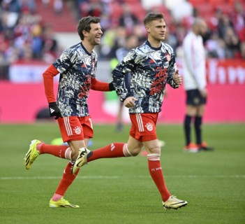 Thomas Mueller FC Bayern Muenchen FCB (25) Joshua Kimmich FC Bayern Muenchen FCB (06) laugh,