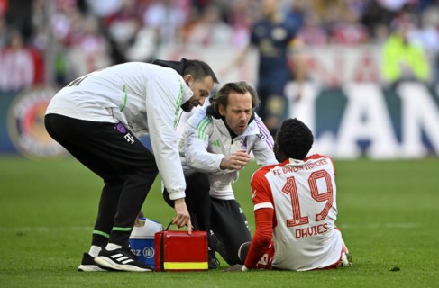 Alphonso Davies Bayern FC Munich FCB (19) injured, teeth smashed in, carer, Allianz Arena, Munich,