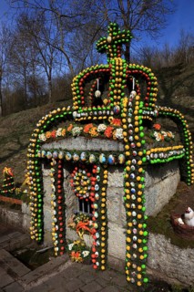 Easter fountain in Tiefenpoelz near Heiligenstadt, Bamberg district, Franconian Switzerland, Upper