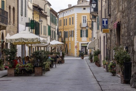 Alley with restaurants, Montalcino, Province of Siena, Tuscany, Italy, Europe