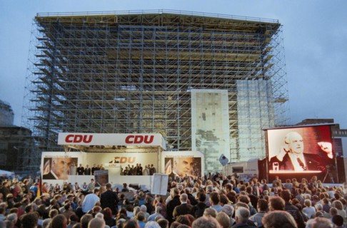 Federal Chancellor Helmut Kohl speaks during a CDU election campaign event on 18 September 1998 in
