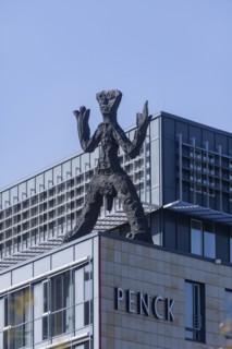 On the acute-angled corner of the building at the junction of Maxstrasse and Ostra-Allee stands a