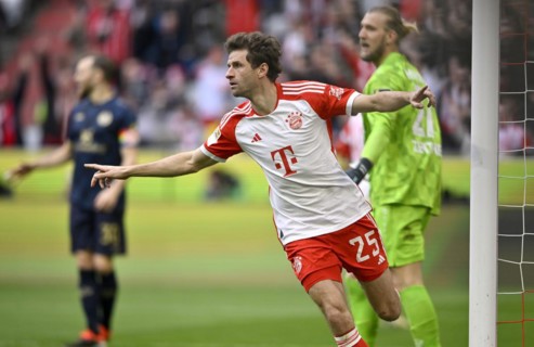 Goal celebration Thomas Mueller FC Bayern Munich FCB (25) Disappointment at goalkeeper Robin
