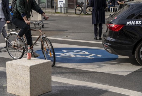 Symbolic photo on the subject of bicycle lanes in Berlin, Niederwallstrasse and Hausvogteiplatz,