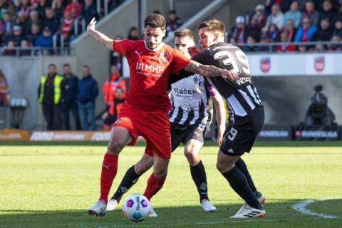 Football match, Tim KLEINDIENST 1.FC Heidenheim fighting for the ball with captain Julian WEIGL