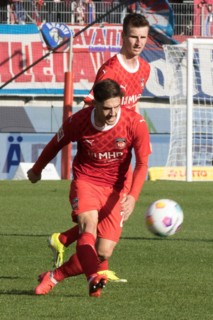 Football match, Nikola DOVEDAN 1.FC Heidenheim shooting in the background Jan SCHOePPNER 1.FC