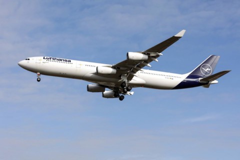 A Lufthansa Airbus A340-300 with the name of the city of Dorsten on its approach to Frankfurt