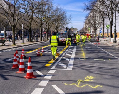 Modification of road markings, Unter den Linden, Berlin, Germany, Europe