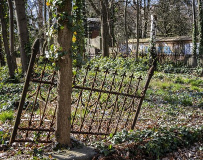 Rusty grave fences, Kirchof 1 of the Evangelische Georgen-Parochialgemeinde, Greisfswalder Strasse,