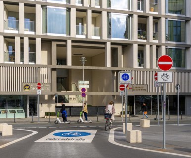 Symbolic photo on the subject of bicycle lanes in Berlin, Niederwallstrasse and Hausvogteiplatz,