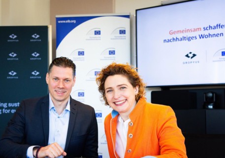 Nicola Beer (r), Vice-President of the European Investment Bank (EIB), and Markus Fuhrmann, founder