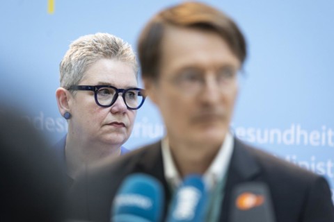 Christine Vogler, President of the German Nursing Council, in the foreground is Karl Lauterbach