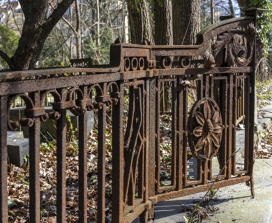 Rusty grave fences, Kirchof 1 of the Evangelische Georgen-Parochialgemeinde, Greisfswalder Strasse,