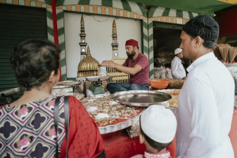 People buy food at a stall to break their fast during the holy month of Ramadan, on March 15, 2024