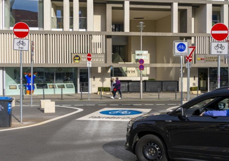 Symbolic photo on the subject of bicycle lanes in Berlin, Niederwallstrasse and Hausvogteiplatz,