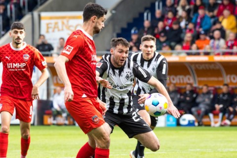 Football match, Tim KLEINDIENST 1.FC Heidenheim in the centre fighting for the ball with Joe SCALLY