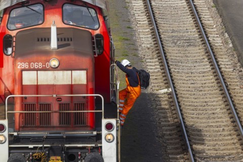 Engine driver with locomotive, class 296 diesel locomotive, Mannheim, Baden-Wuerttemberg, Germany,