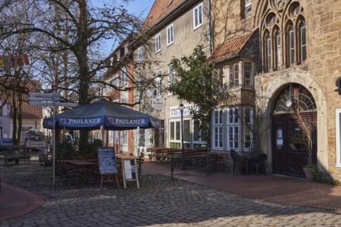 Restaurant with outdoor area, umbrella and benches in the Schnurrviertel in Minden, Muehlenkreis