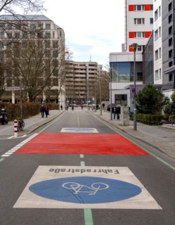 Symbolic photo on the subject of bicycle lanes in Berlin, Niederwallstrasse and Hausvogteiplatz,
