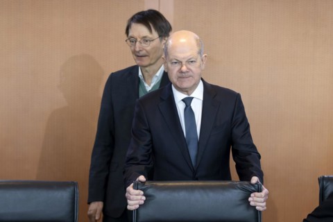 Federal Chancellor Olaf Scholz and Karl Lauterbach, Federal Minister of Health, on the sidelines of