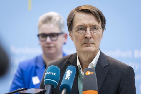 Karl Lauterbach (SPD), Federal Minister of Health, Christine Vogler (in the background), President