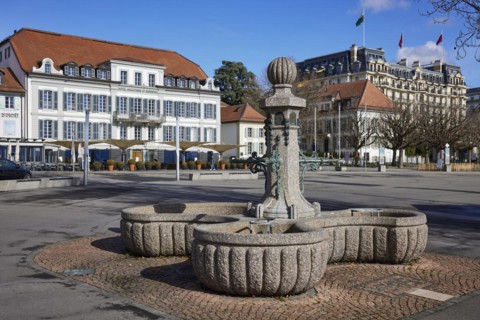Fountain Place du Vieux-Port and in the background the Hotel Angleterre et Residence and