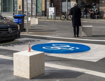 Symbolic photo on the subject of bicycle lanes in Berlin, Niederwallstrasse and Hausvogteiplatz,